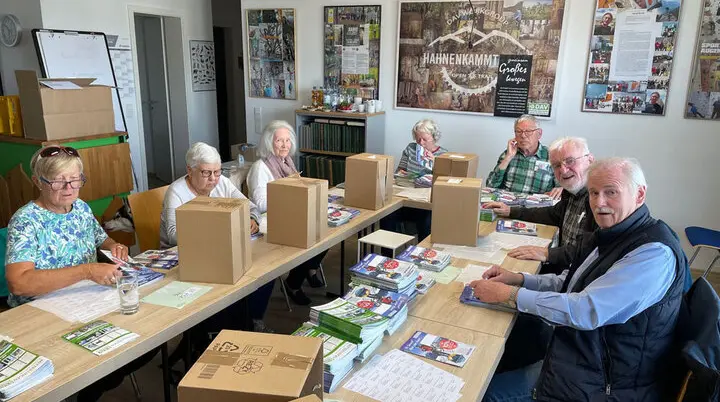 Etiketten für Mitteilungen per Post bekleben. | © DAV AB