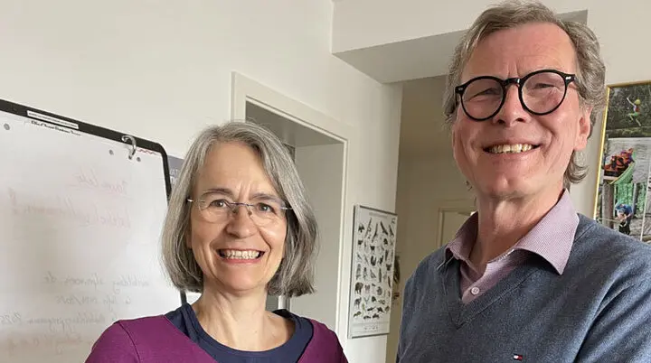 Schatzmeister Dr. Peter Sickenberger gratuliert Silke Jaxtheimer-Elter zu 25 Jahren in der Geschäftsstelle der Sektion | © DAV AB