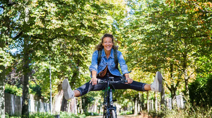 Radfahrerin auf einer Allee | © STADTRADELN