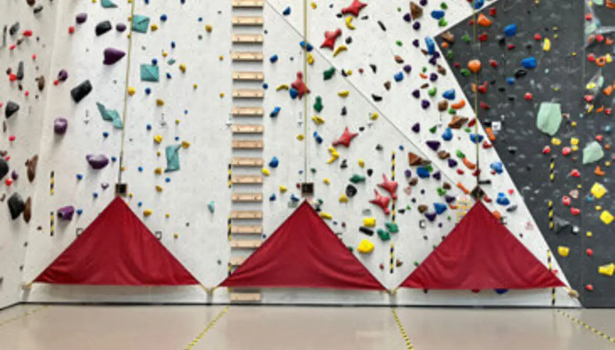 Kletterwand mit Selbstsicherungsautomaten  | © DAV AB