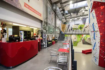Thekenbereich der Kletterhalle | © DAV AB