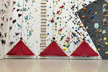 Kletterwand mit Selbstsicherungsautomaten  | © DAV AB