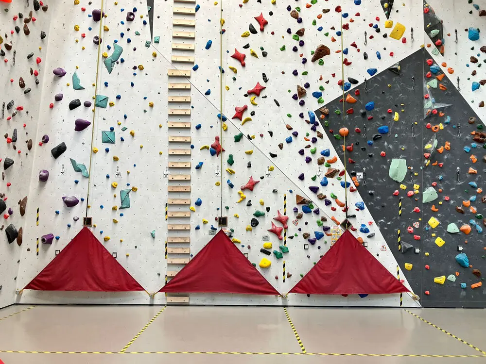 Kletterwand mit Selbstsicherungsautomaten  | © DAV AB